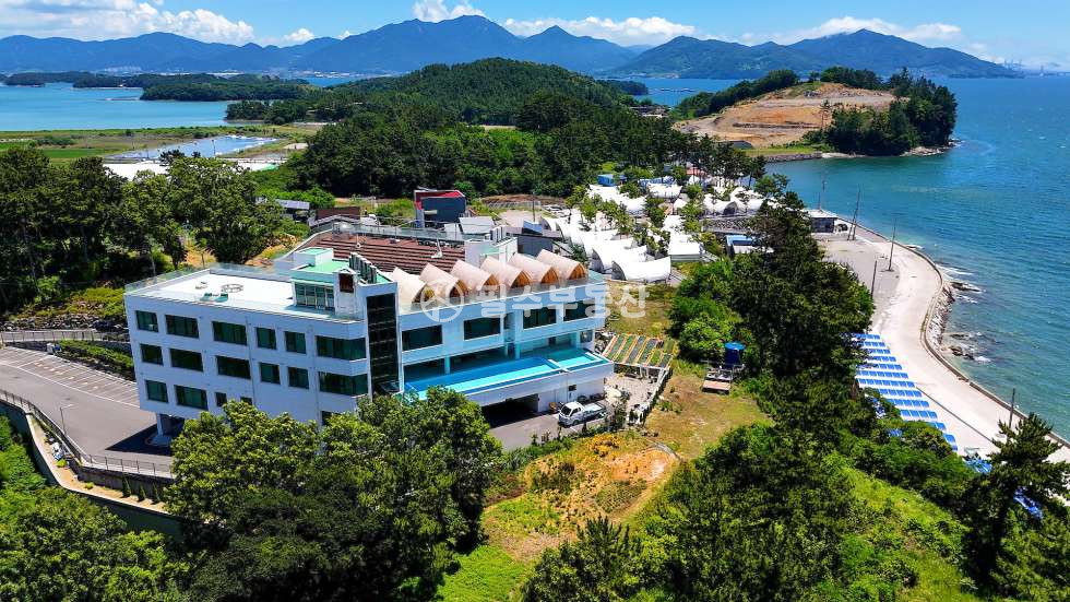 경남 사천시 서포면 비토리 주1동 낚시공원 별학도를 액자뷰에 담아낸 신축급 리조트! #사천비토리조트 매매 매물번호 10694 사진 1