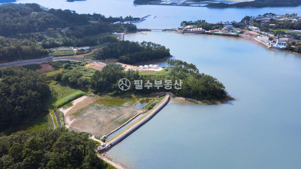 경남 사천시 서포면 비토리 사천시 서포면 비토리 토지 매매 - 남해바다 바로 접하고 있는 바로 앞 ! 해안가에 꿈꿔오던 매물이 실제로 나와버렸다! 전원주택 카페 등 하고 싶은거 한번 해봅시다! 매매 매물번호 10235 사진 2